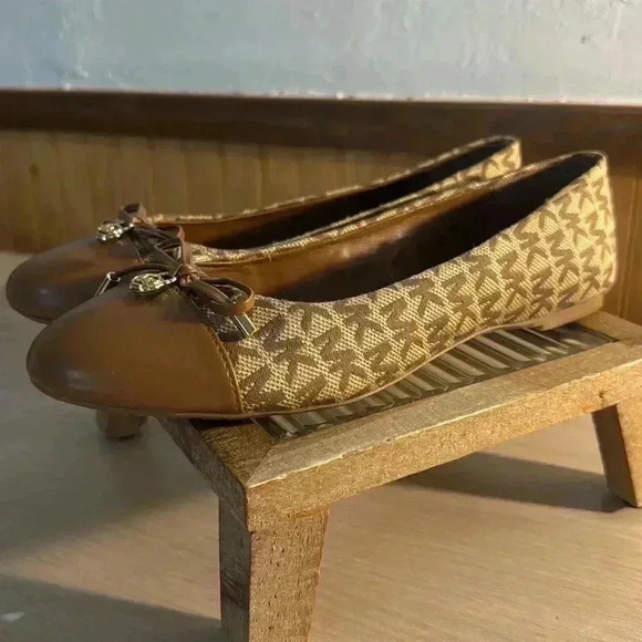 Michael-Michael Kors Almond Melody Toe Cap on Beige Leather Flats - Picture 2 of 9